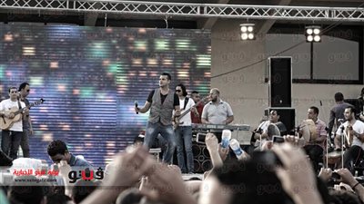 بالفيديو والصور.. سامو زين يقفز من مسرح الأكاديمية البحرية