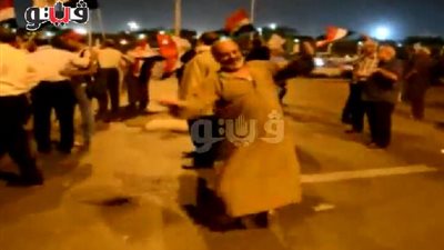 بالفيديو.. مسن ومسنة يرقصان على الأغاني الوطنية دعمًا للجيش