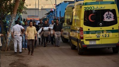 مشهد مؤثر لـ«أب» يحمل جثمان طفلته أمام المشرحة بعد رفض الإسعاف نقلها