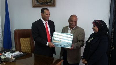 بالصور.. «المستقبل» تهدي درع التميز لرئيس جامعة أسوان