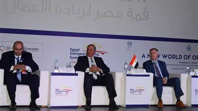 بالصور.. محافظ البحر الأحمر يستعرض المشروعات بقمة ريادة الأعمال