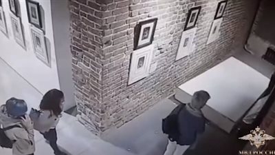 فتاة تحطم جدارا أثناء التقاطها سيلفي (فيديو)