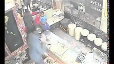 بالفيديو.. ملثمون يسطون على محل ذهب ببلقاس