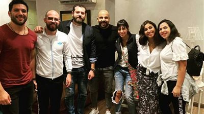 حسن الرداد وإيمي ودينا الشربيني يزورون عمرو يوسف بمناسبة «إنجابه»