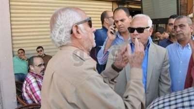 محافظ بورسعيد يستجيب لشكوى مواطنين من الصرف الصحي بالمناخ