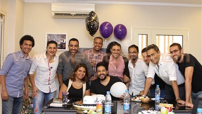 أصدقاء «حماقي» يحتفلون بعيد ميلاده داخل مكتبه
