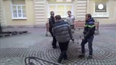 بالفيديو.. روسيا ترد على مثلية رئيس «آبل» بتفكيك نصب تذكاري لـ «آيفون»