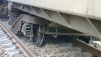 خروج جرار قطار عن القضبان يربك حالة المرور بالمنصورة