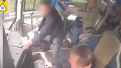 ركاب يتصدون لشخص هاجم سائق حافلة أثناء قيادتها بهم (فيديو)