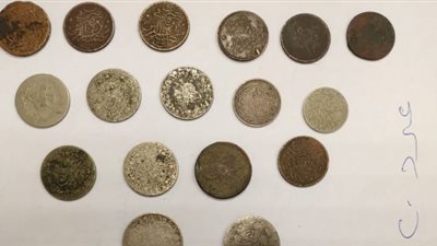 ضبط 324 عملة أثرية قبل تهريبها في مطار القاهرة (صور)