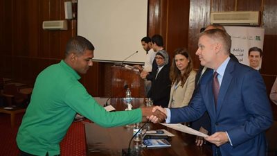 محافظ البحر الأحمر والسفير الكندي يسلمان عقود 70 شابا للعمل