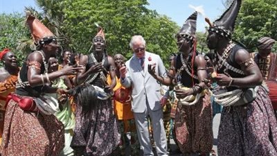 ولي عهد بريطانيا يرقص على أنغام أفريقية في غانا (فيديو وصور)