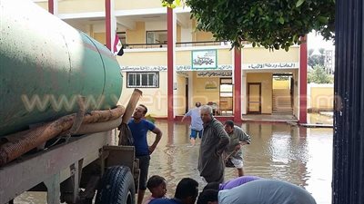 بالصور.. «تعليم الإسماعيلية» تطهر مدارس الأرياف من مياه الأمطار