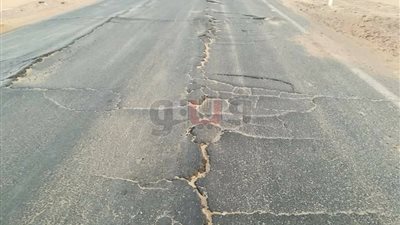 بالصور.. تهالك شبكات الطرق يهدد أهالي الوادي الجديد