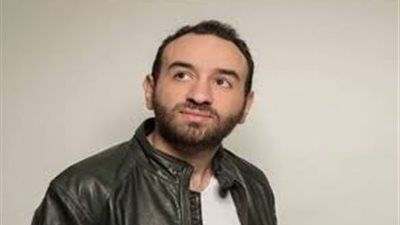 عمرو سلامة يعلن حاجته لكاتب «برنامج كوميدي»