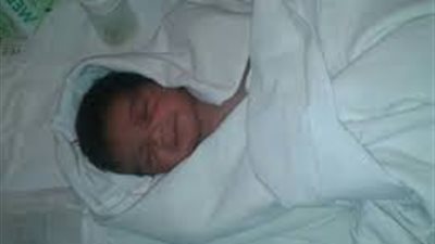 وفاة طفلة «لقيطة» بعد العثور عليها عارية وملقاة بمنطقة جبلية بالغردقة