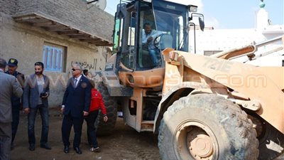 بالصور.. إصابة شخصين في انهيار عقار بالسويس