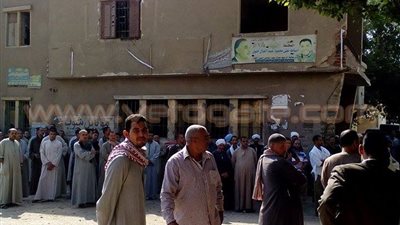 بالصور.. «دشلوط» تتشح بالسواد في انتظار وصول جثمان ضحية الكويت