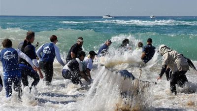 إنقاذ حوت أحدب علق بشباك الصيد قبالة كاليفورنيا