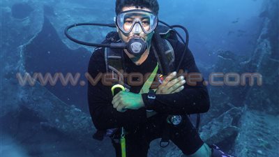 بالصور.. غطاس يكتشف حطام السفن الغارقة تحت الماء بالغردقة