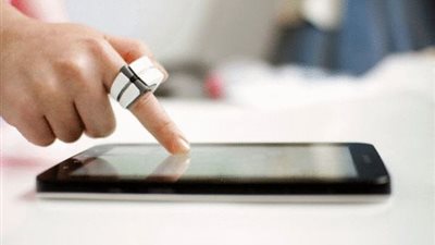 طبيب مصري: 12 دراسة علمية تحذر من الأجهزة التي تعمل باللمس