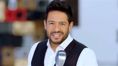 أغرب تقاليع النجوم للتعبير عن حبهم.. حماقي: «اشتغلت بياع ورد في عيد الحب علشان أشوفها».. سليمان عيد: «بعتلها جواب فيه كلمة بحبك وسابتني واتجوزت».. ومحمد منير يغني لنجلاء بدر «