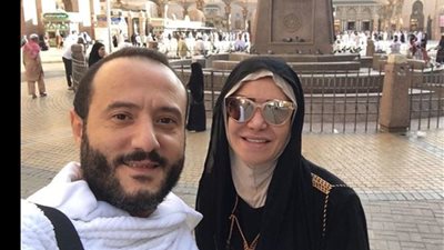 بالصور.. لقاء سويدان تؤدي مناسك العمرة