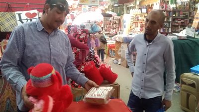 «يا ورد مين يشتريك».. سيدات الإسكندرية الأكثر احتفالا بعيد الحب «فيديو»