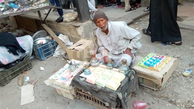 قصة عجوز يفترش الشارع بلمبات جاز قديمة (صور)