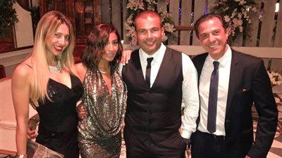 عمرو دياب يغني «يتعلموا» لـ«دينا الشربيني» في حفل زفاف