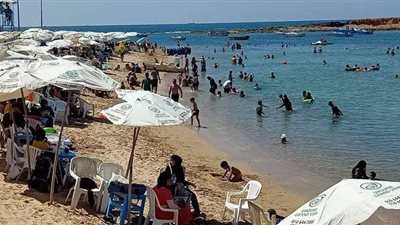 موجة حارة تسيطر على أجواء الإسكندرية.. والمواطنون يلجأون للشواطئ