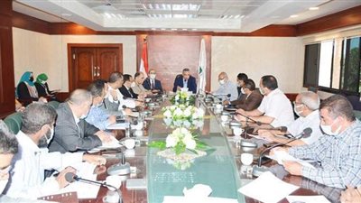 محافظ سوهاج يبحث موقف مشروعات مياه الشرب والصرف الصحي بساقلتة وأخميم