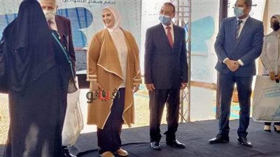 وزيرة التضامن ومحافظ الإسكندرية يسلمان 1100 صياد أدوات صيد جديدة | صور