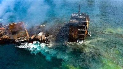 بعد غرق سفينة محترقة.. سريلانكا تستعد لمواجهة كارثة بيئية محتملة