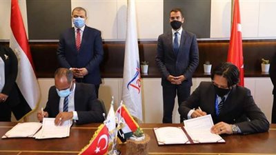 سعفان يشهد بروتوكول تعاون مع شركة عالمية للتدريب على تصنيع الملابس الجاهزة