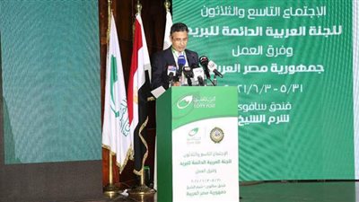 رئيس البريد يهدي وزير الاتصالات جائزة التميز كأفضل مؤسسة بريدية في التحول الرقمي