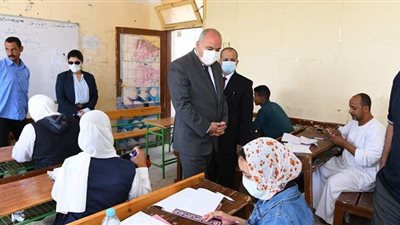 إحالة رئيس لجنة والمراقبين للتحقيق بسبب الغش الجماعي أثناء امتحانات الإعدادية بقنا