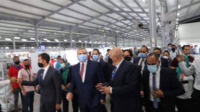 سعفان يتفقد مصنع للملابس الجاهزة بالإسماعيلية