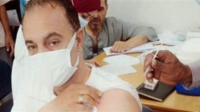 رئيس مركز ومدينة ملوى يتلقى لقاح كورونا