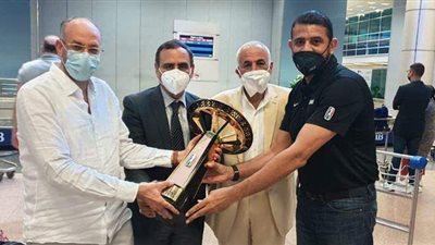 حسين لبيب على رأس مستقبلي بعثة الزمالك لكرة السلة بمطار القاهرة | صور