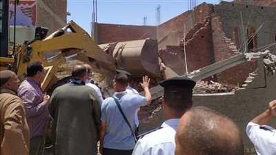 حملة مكبرة لإزالة حالات تعد على أراضي زراعية بمنفلوط في أسيوط | صور