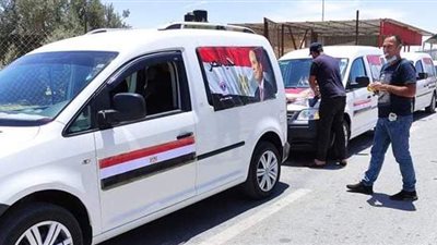 أهالي غزة يستقبلون الشاحنات المشاركة في إعمار غزة بالأعلام المصرية