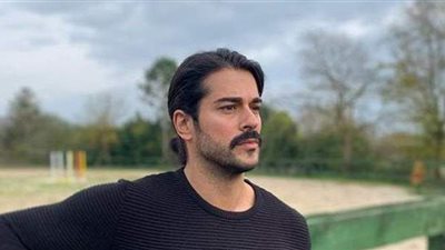 بوراك أوزجيفيت بطل مسلسل قيامة عثمان يفوز بجائزة أفضل ممثل