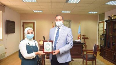 رئيس جامعة سوهاج يكرم طالبة أعادت مبلغ مالي عثرت عليه