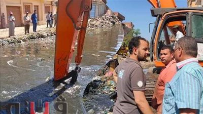 «صرف الغربية» تنجح في تسليك سحارة مصرف شبرا ملكان قبل غرق المحلة | صور