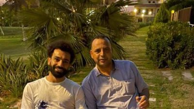 محمد صلاح يلتقي أسرته بالقاهرة بعد العودة من إنجلترا | صور