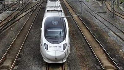 عمل بطولي من مسافر لإنقاذ رضيع برفقة والدته في محطة القطار | فيديو