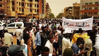 غلق طرقات وقنابل مسيلة للدموع.. مظاهرات عارمة في السودان أمام قيادة الجيش | فيديو