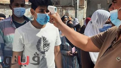 طلاب الشهادة الإعدادية يخضعون لكاشف الحرارة على أبواب اللجان بالدقهلية | صور
