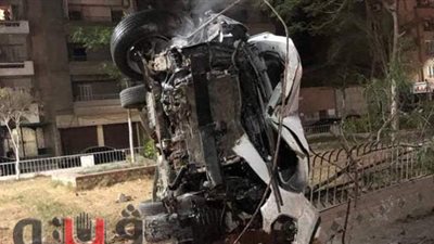 السرعة الزائدة واختلال عجلة القيادة وراء انقلاب سيارة أمام استاد طنطا | صور